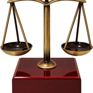 Trofeo justicia en latón con base de madera. 15cm